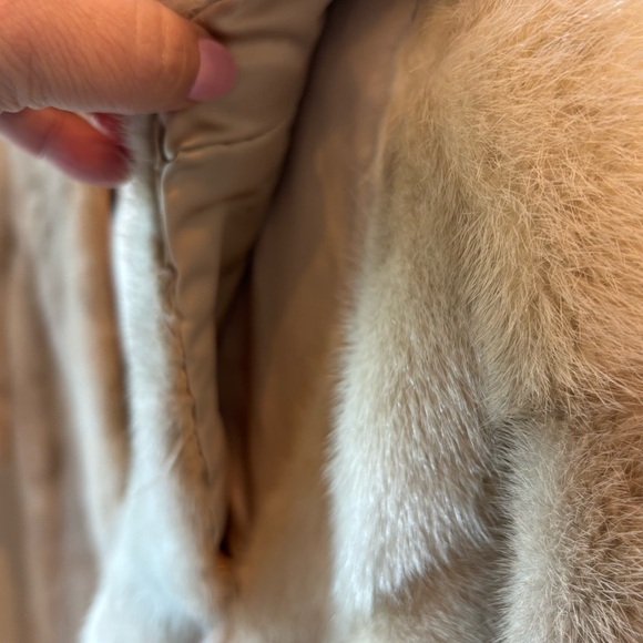 Vintage White Mink Shawl - Picture 5 of 9